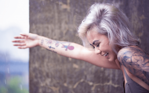 mujer joven tatuajes
